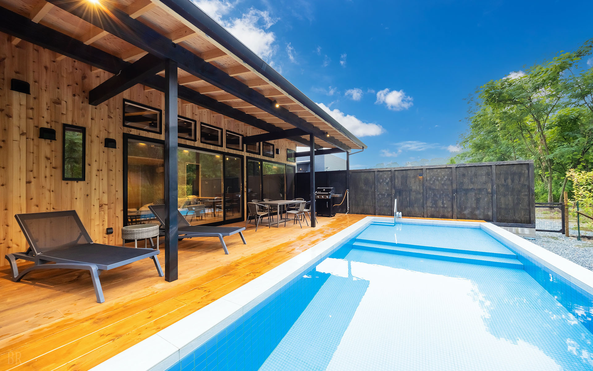 秩父別邸木叢のプールのある外観