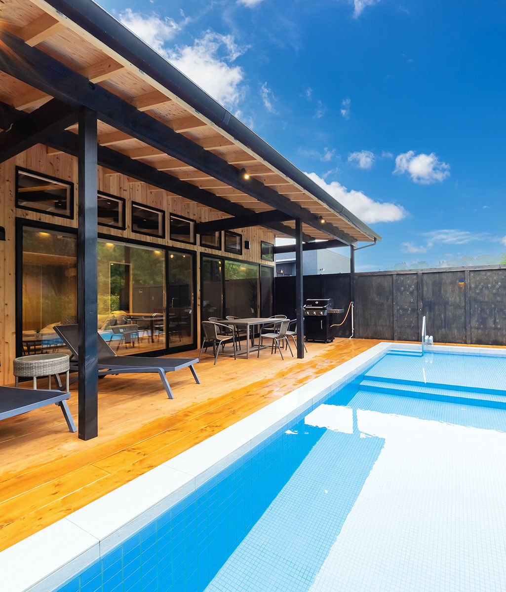 秩父別邸木叢のプールのある外観